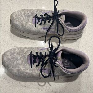 Brooks Launch 6 Light Gray and Lavender Running Shoes, Size 8